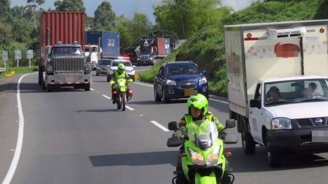 Las autoridades han conseguido el desplazamiento de por lo menos 30 tracto mulas.