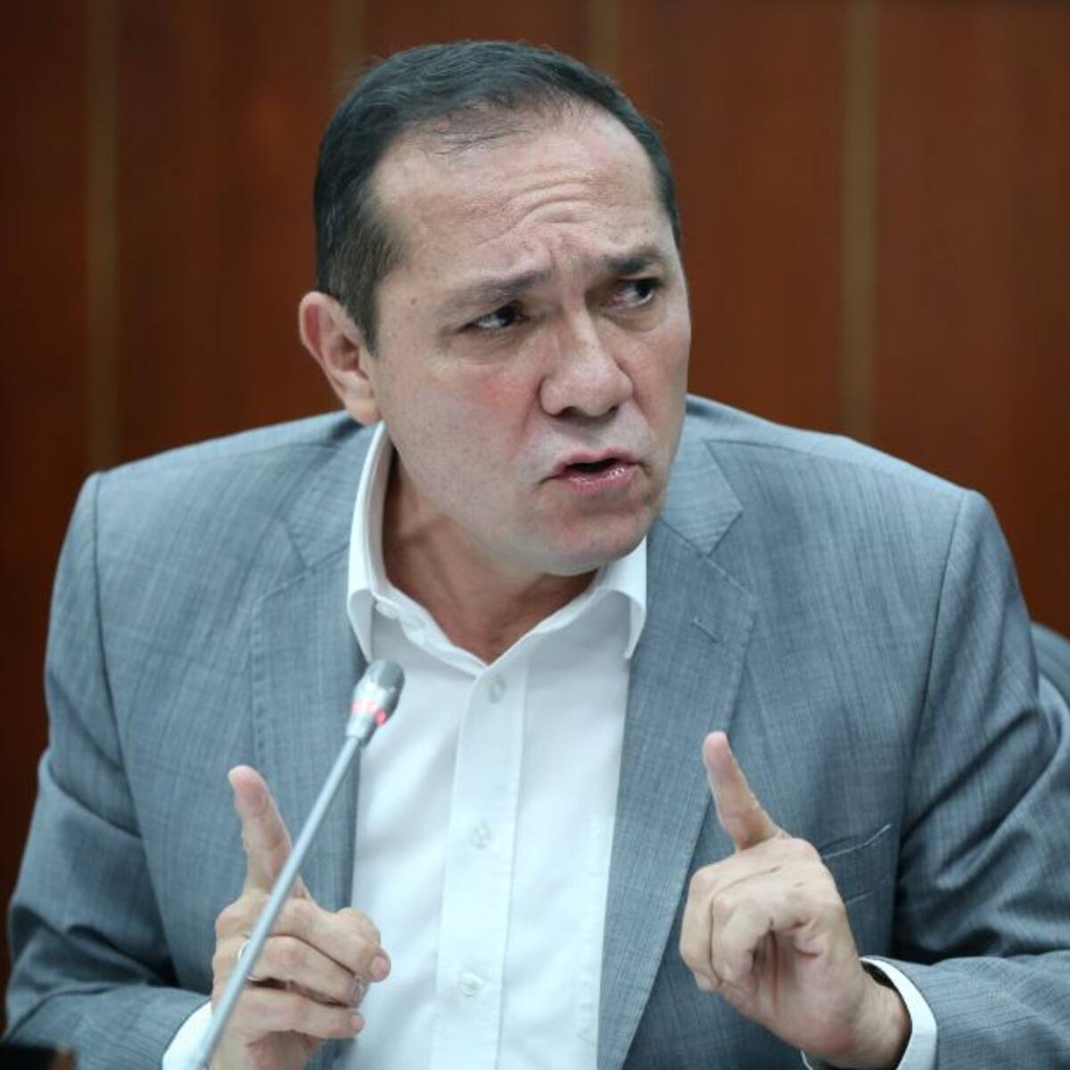 Investigarán a Antonio Sanguino por posiblemente direccionar contratos para beneficiarse