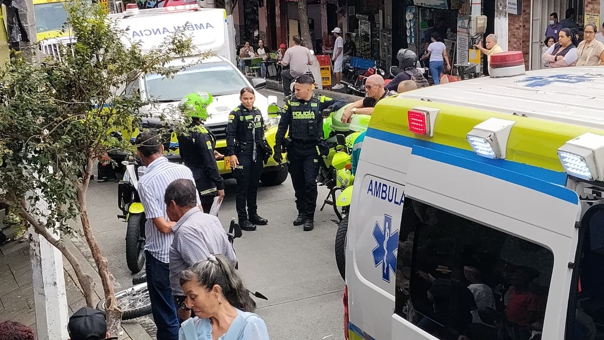 Un hombre en una moto arrolló a un menor y a un adulto mayor en Medellín mientras hacía piques