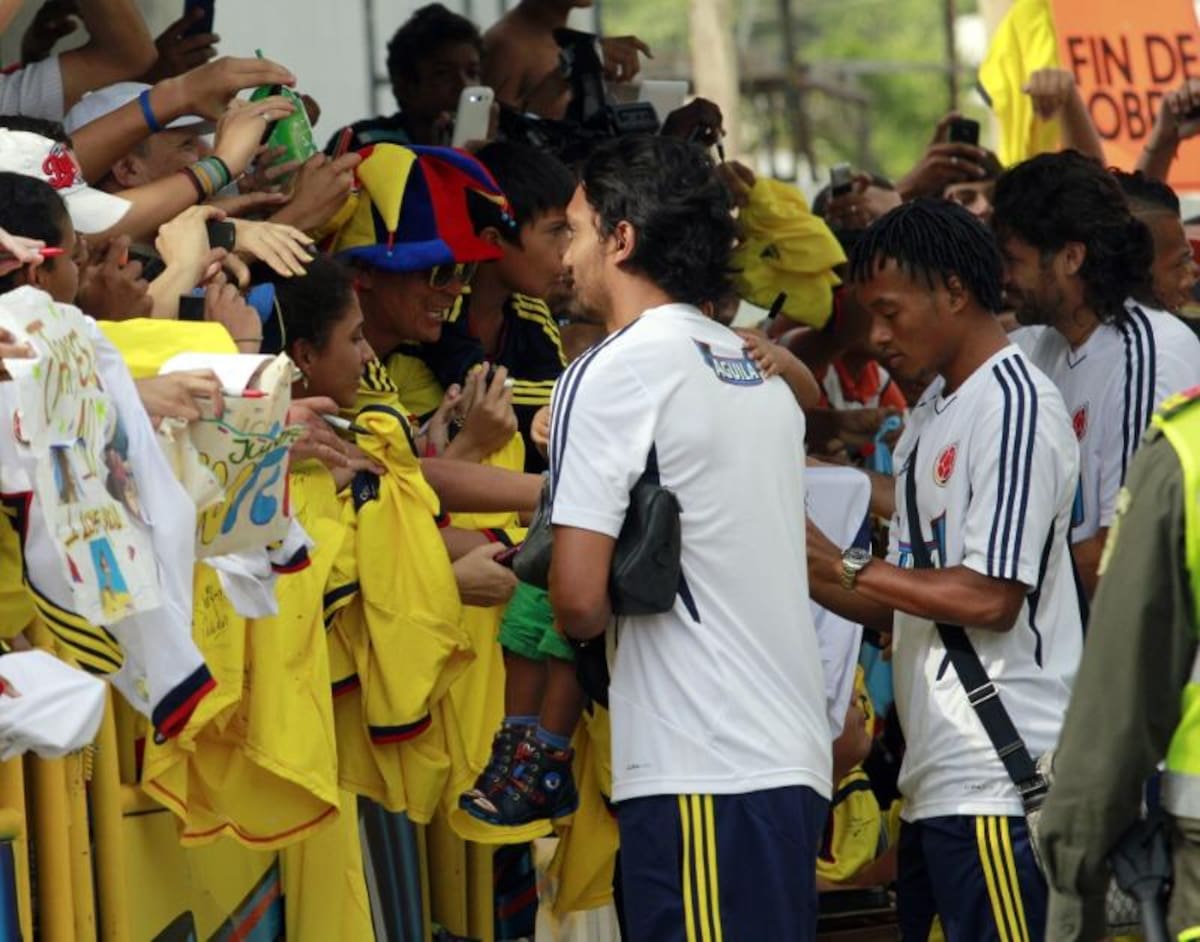 James Rodríguez, Aquivaldo Mosquera, Abel Aguilar entre otros firmaron autógrafos y se tomaron fotos a las afueras del hotel de concentración.