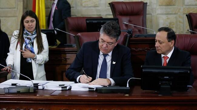 Mauricio Cárdenas (izq), ministro de Hacienda, radicó el proyecto de ley de la Reforma Tributaria ante la Cámara de Representantes. Foto: Colprensa/Juan Páez
