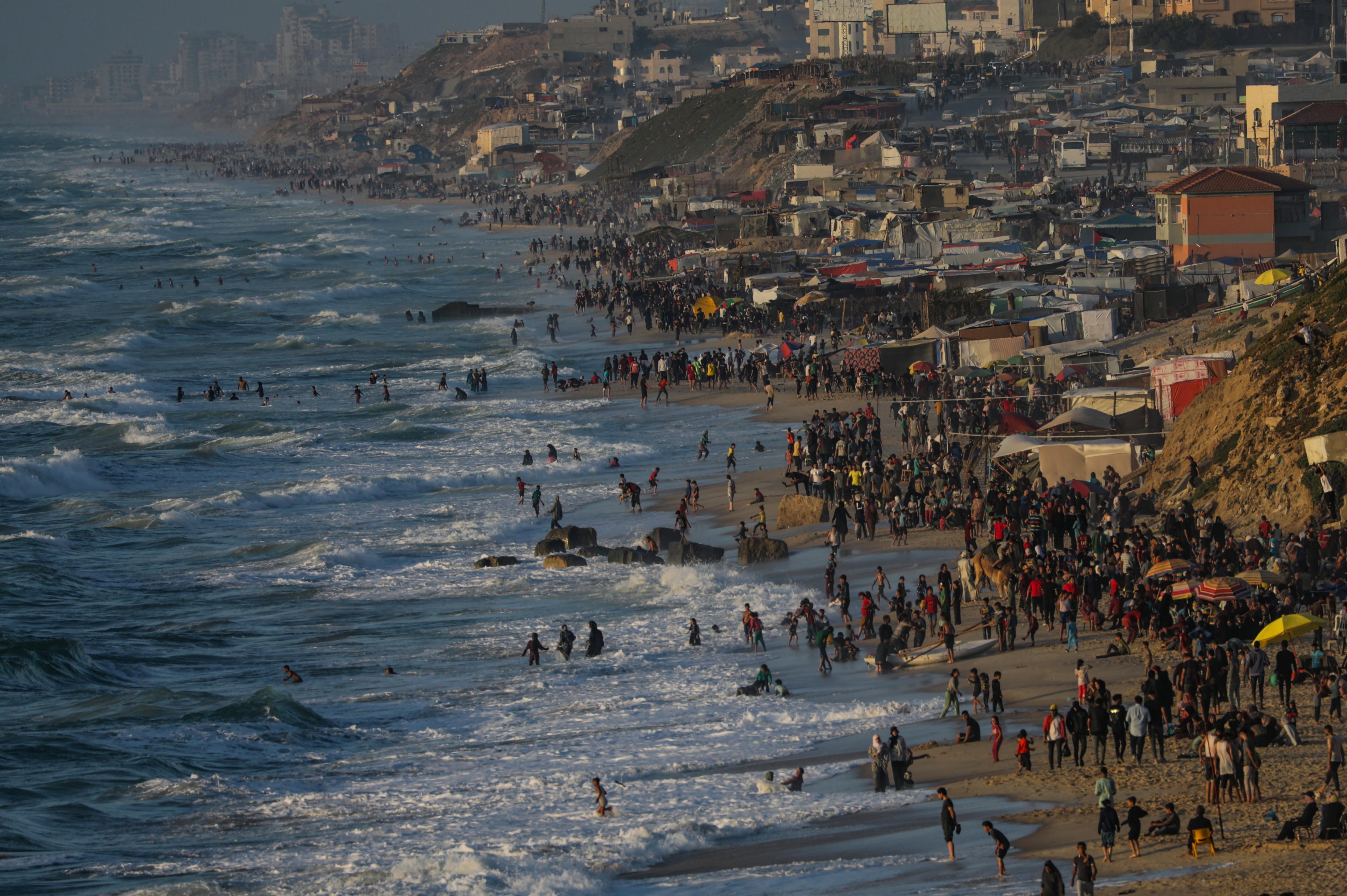 Palestinos desplazados llegan a las playas de la Franja de Gaza a la espera de llegada de ayudas.

EFE/EPA/MOHAMMED SABER
