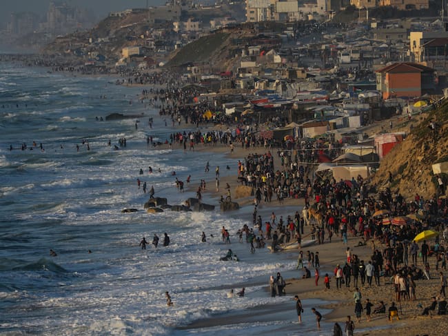 Palestinos desplazados llegan a las playas de la Franja de Gaza a la espera de llegada de ayudas.
EFE/EPA/MOHAMMED SABER