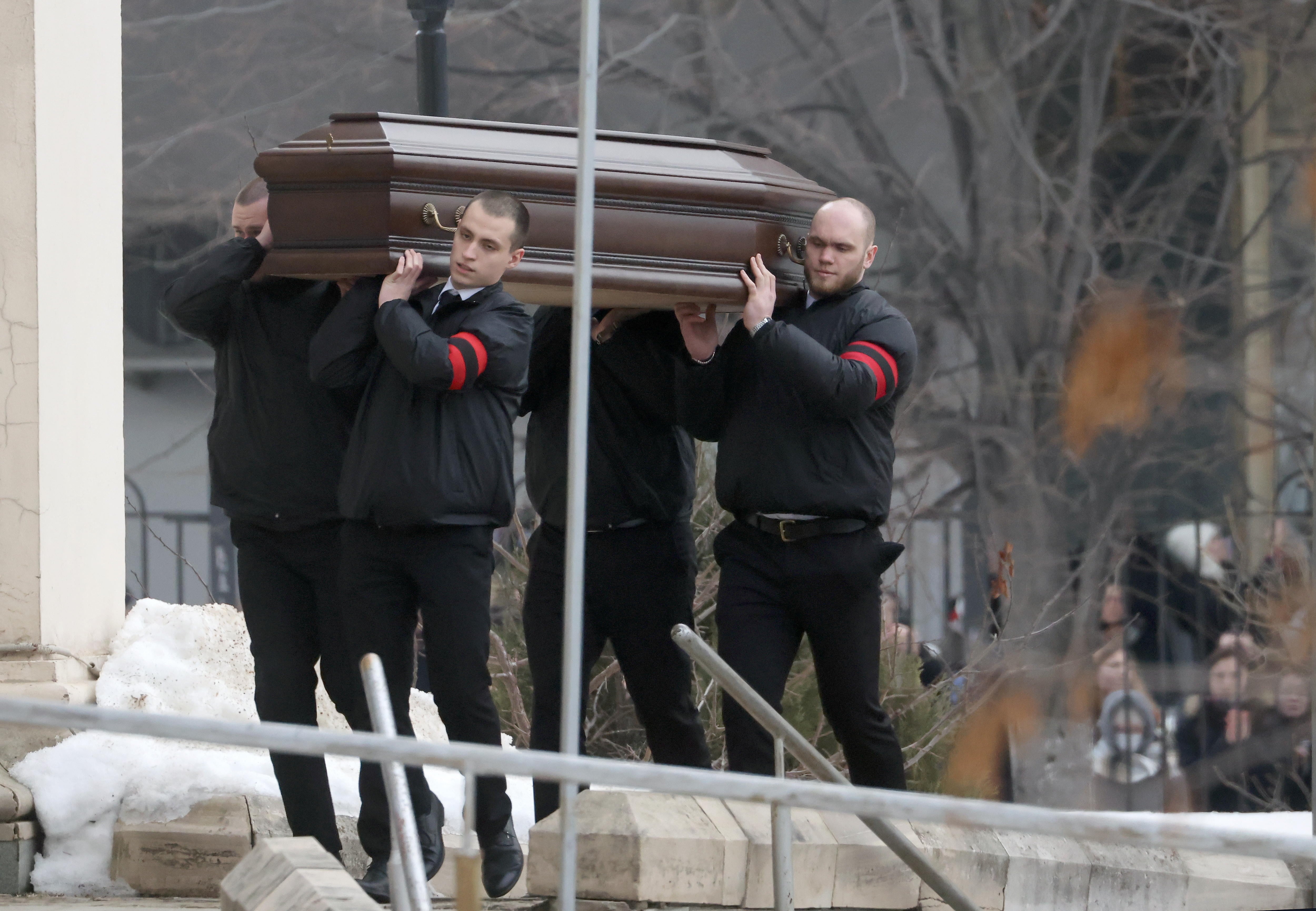 Moscow (Russian Federation), 01/03/2024.- Funeral service workers bring the coffin of late Russian opposition leader Alexei Navalny inside the Church of the Icon of the Mother of God, during his funerals in Moscow, Russia, 01 March 2024. Outspoken Kremlin critic Navalny died aged 47 in an arctic penal colony on 16 February 2024 after being transferred there in 2023. The colony is considered to be one of the world'Äôs harshest prisons. (Rusia, Moscú) EFE/EPA/SERGEI ILNITSKY