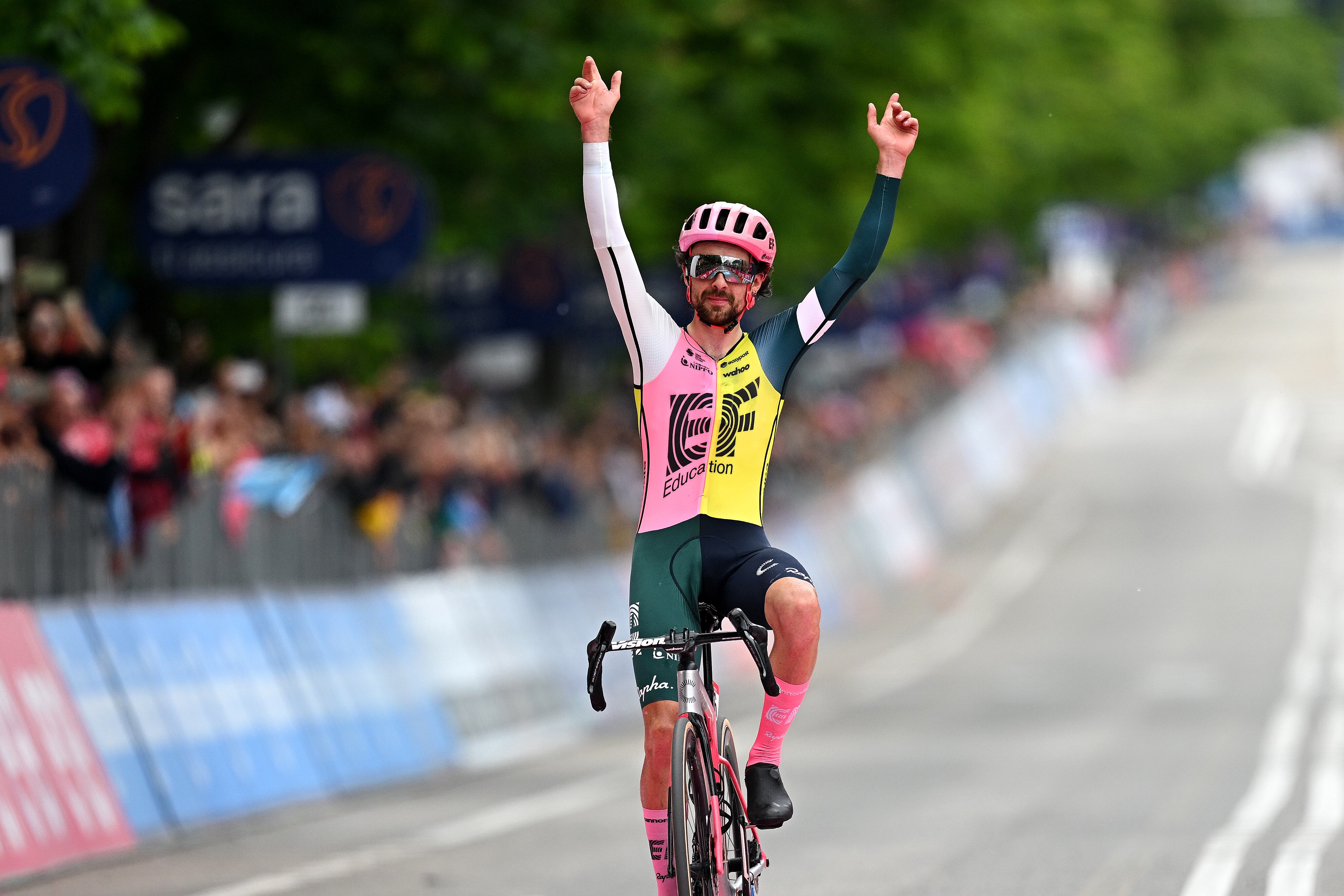 Ben Healy celebra la victoria en la octava etapa del Giro de Italia. (Photo by Stuart Franklin/Getty Images,)