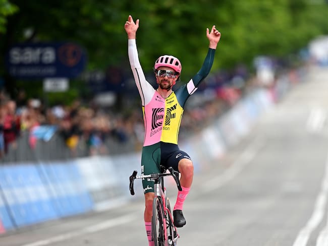 Ben Healy celebra la victoria en la octava etapa del Giro de Italia. (Photo by Stuart Franklin/Getty Images,)