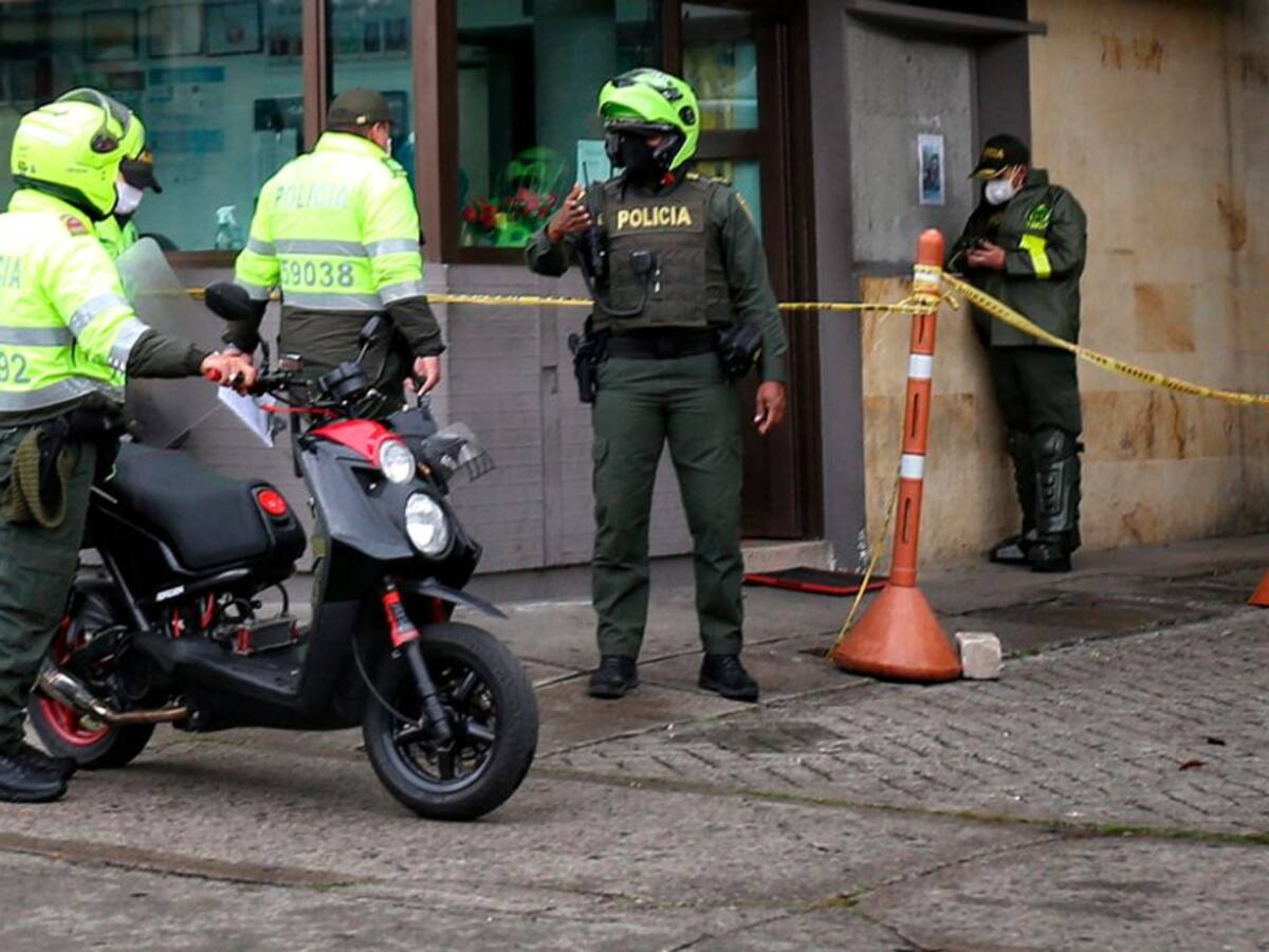 Piden investigar muerte de joven en subestación de policía de Madrid