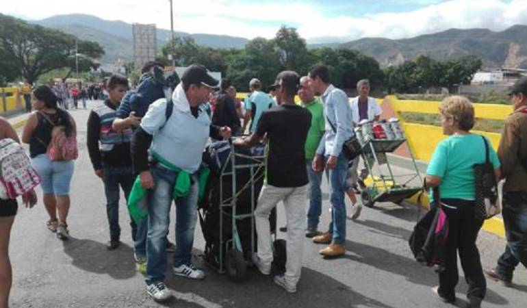 Pasajeros en el puente internacional Simón Bolivar 