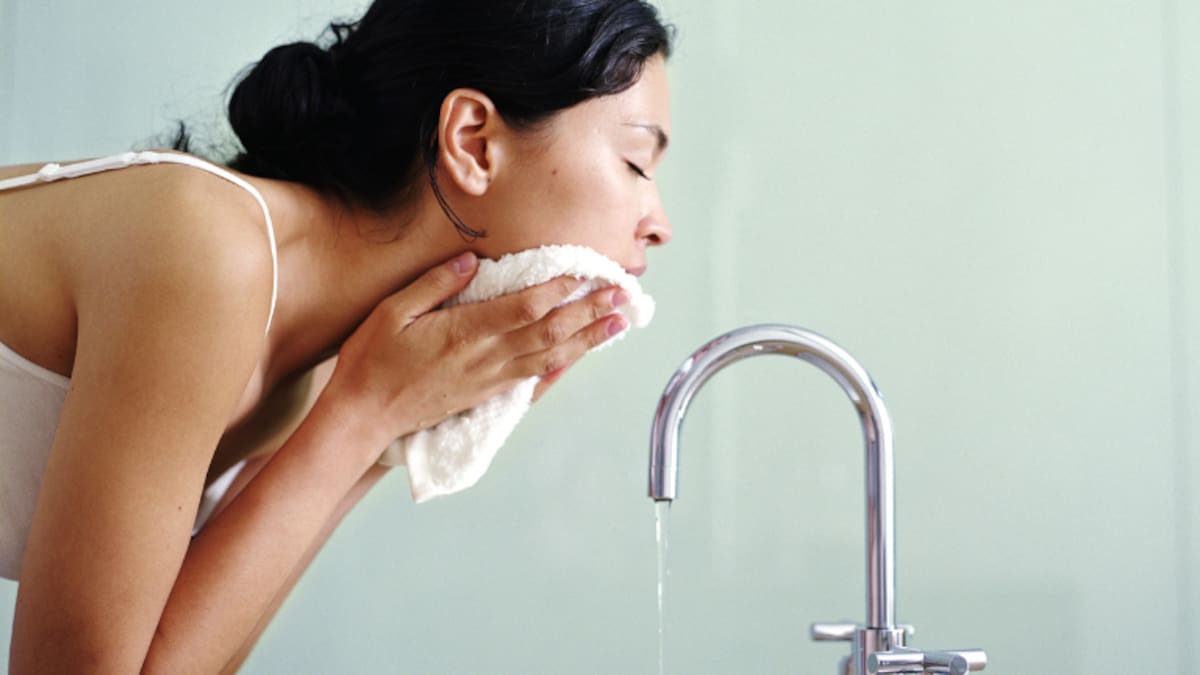 Por qué no debe secarse la cara con la toalla del cuerpo: Efectos según dermatólogos