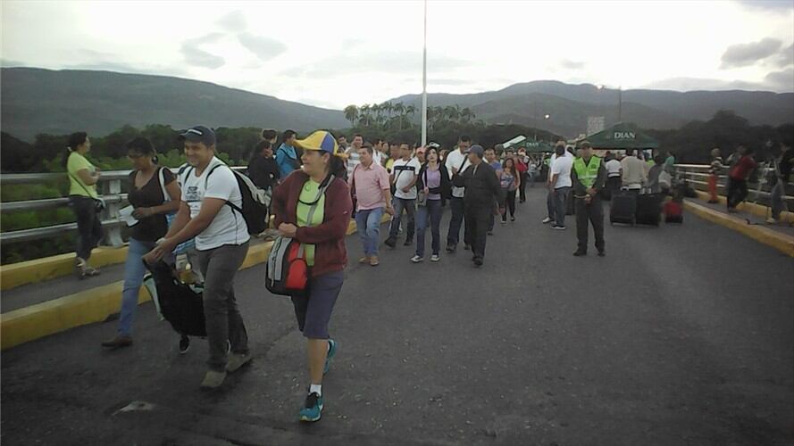 Venezolanos cruzando la frontera binacional. Foto: Audrey Carrillo - W Radio