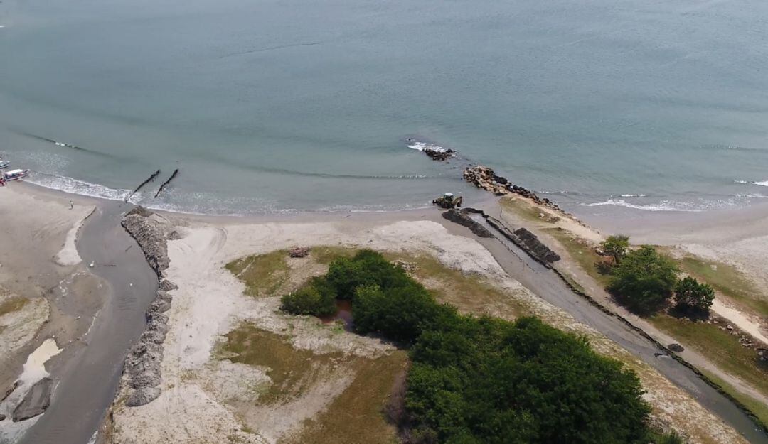 El documento establece que Cardique cederá al Distrito en calidad de comodato la máquina para oxigenar el cuerpo de agua