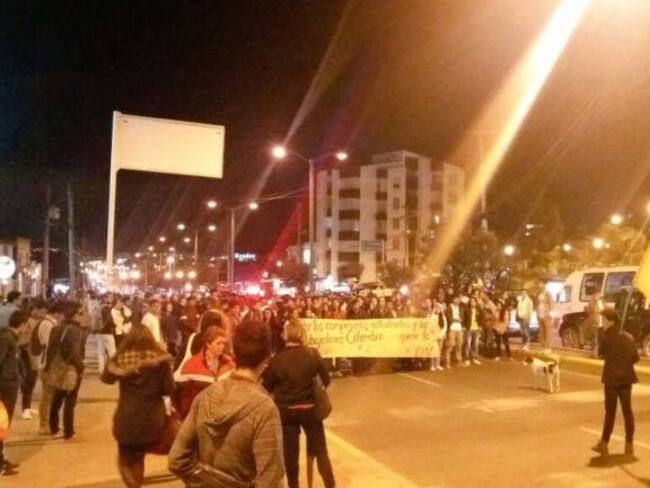 En silencio y con antorchas marcharon por la paz cientos de personas en Tunja
