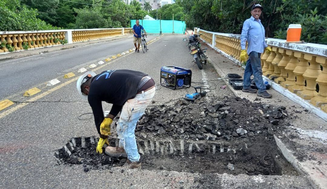 Estos trabajos se realizan con el fin de habilitar el paso de vehículos livianos por este puente que une al Pie del Cerro con Manga.