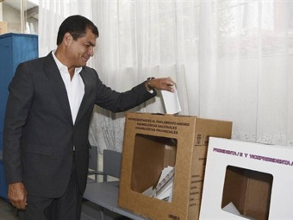 Avanza sin tropiezos jornada electoral en Ecuador, con participación masiva