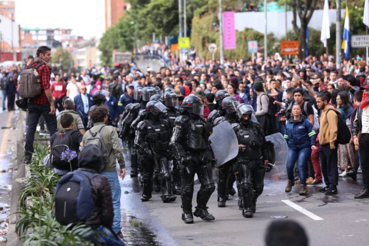 El ESMAD dispersa a los manifestantes.