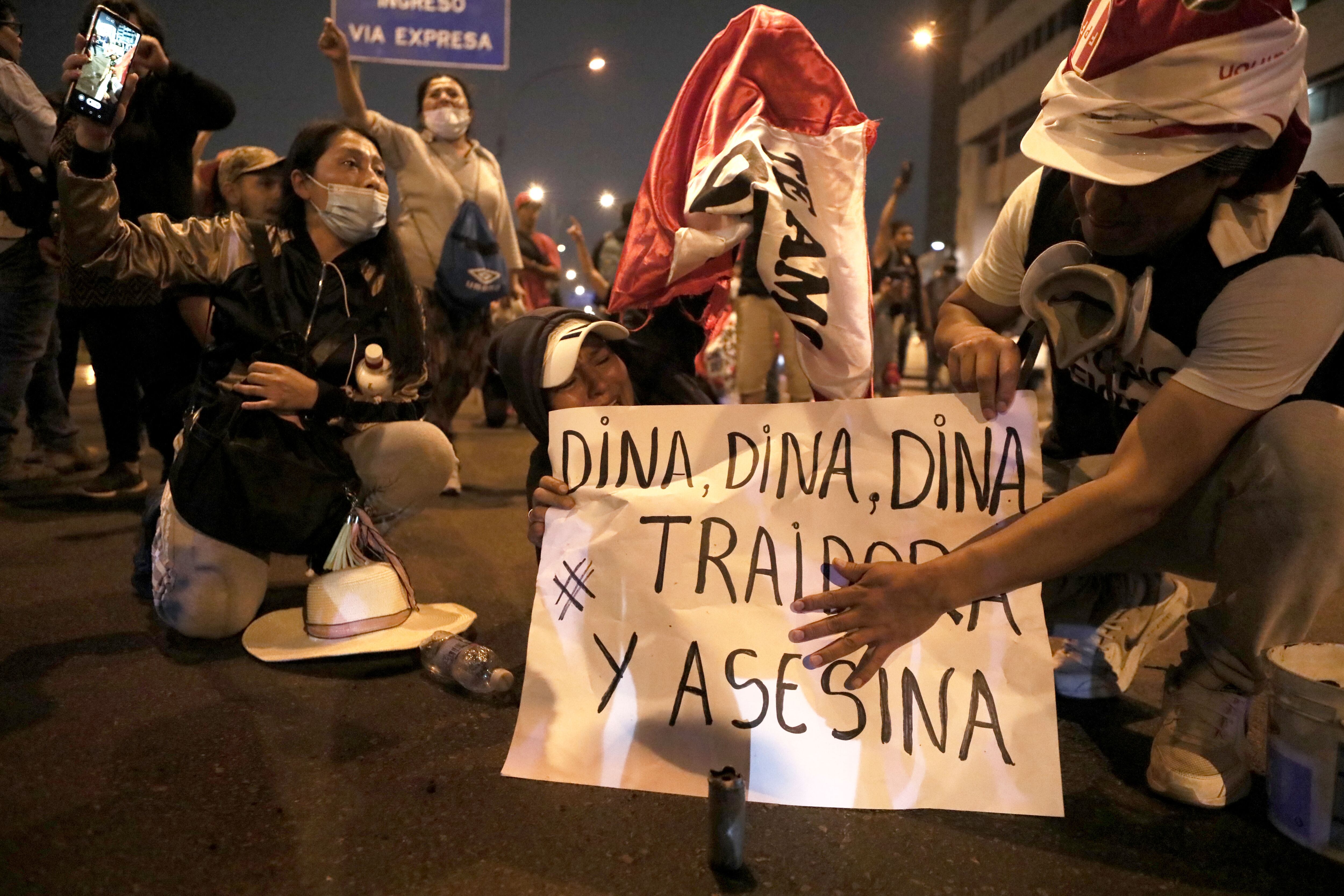 Manifestantes sostienen una pancarta en protestas para exigir la renuncia de la presidenta Dina Boluarte en Lima, Perú.
