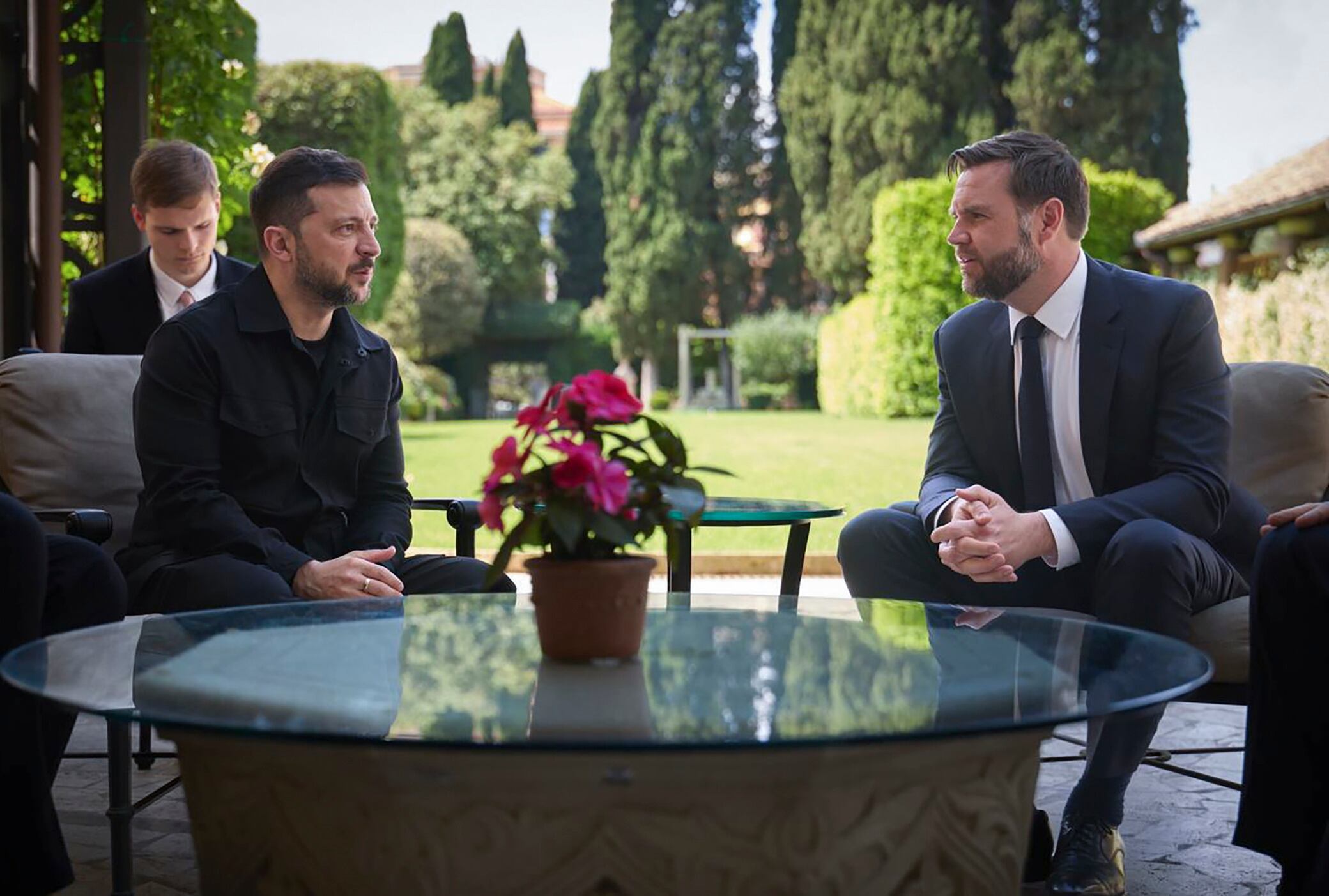 ROME (Italy), 18/05/2025.- A handout photo made available by the Ukrainian Presidential Press Service shows Ukrainian President Volodymyr Zelensky (L) and US Vice President JD Vance (R) sit for a meeting in Rome, Italy, 18 May 2025. (Papa, Italia, Ucrania, Roma) EFE/EPA/UKRAINE PRESIDENTIAL PRESS SERVICE / HANDOUT HANDOUT EDITORIAL USE ONLY/NO SALES