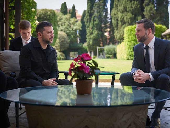 ROME (Italy), 18/05/2025.- A handout photo made available by the Ukrainian Presidential Press Service shows Ukrainian President Volodymyr Zelensky (L) and US Vice President JD Vance (R) sit for a meeting in Rome, Italy, 18 May 2025. (Papa, Italia, Ucrania, Roma) EFE/EPA/UKRAINE PRESIDENTIAL PRESS SERVICE / HANDOUT HANDOUT EDITORIAL USE ONLY/NO SALES