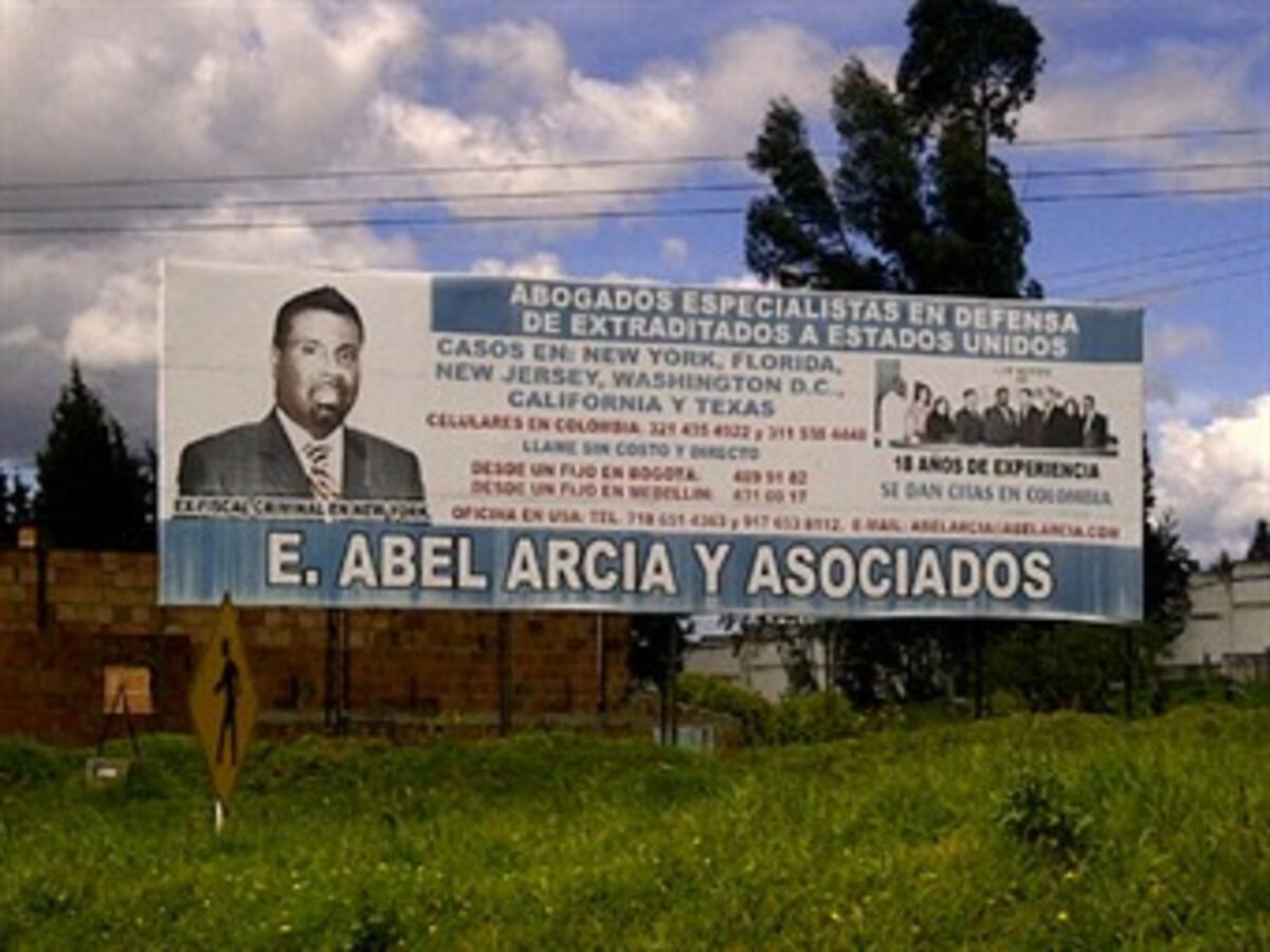 Quiénes son los abogados que ofrecen sus servicios con una valla frente a la cárcel de Cómbita