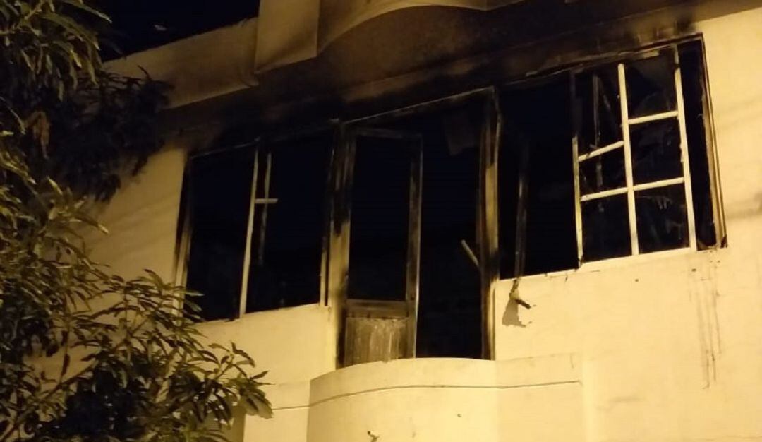 El incendio se registró en una vivienda de dos plantas en el barrio Las Palmeras Manzana 19 lote 25