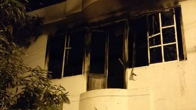 El incendio se registró en una vivienda de dos plantas en el barrio Las Palmeras Manzana 19 lote 25