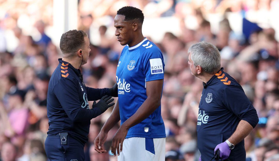 Yerry Mina durante su lesión sufrida ante el Chelsea en el inicio de la Premier League.