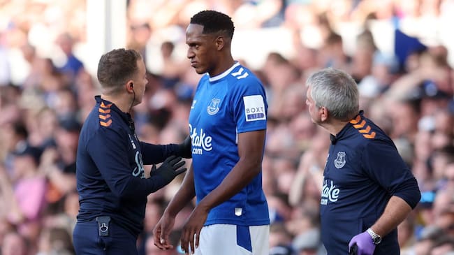 Yerry Mina durante su lesión sufrida ante el Chelsea en el inicio de la Premier League.