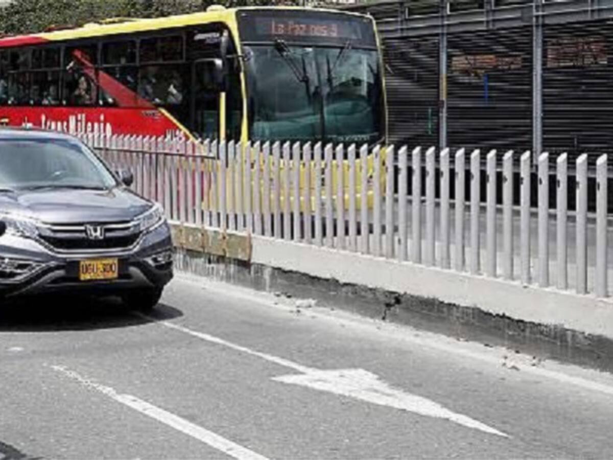 Así hacen algunos ciudadanos para evitar barreras ‘anticolados’ en Transmilenio
