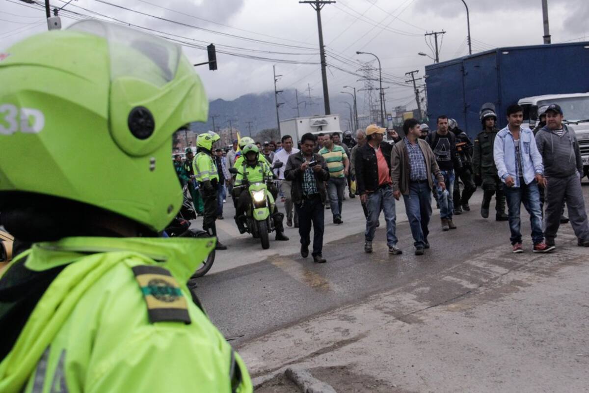 El paro camionero ha provocado que más de 2.500 personas estén sin trabajo y que cerca de 16 empresas paren su producción por falta de abastecimiento y materia prima.