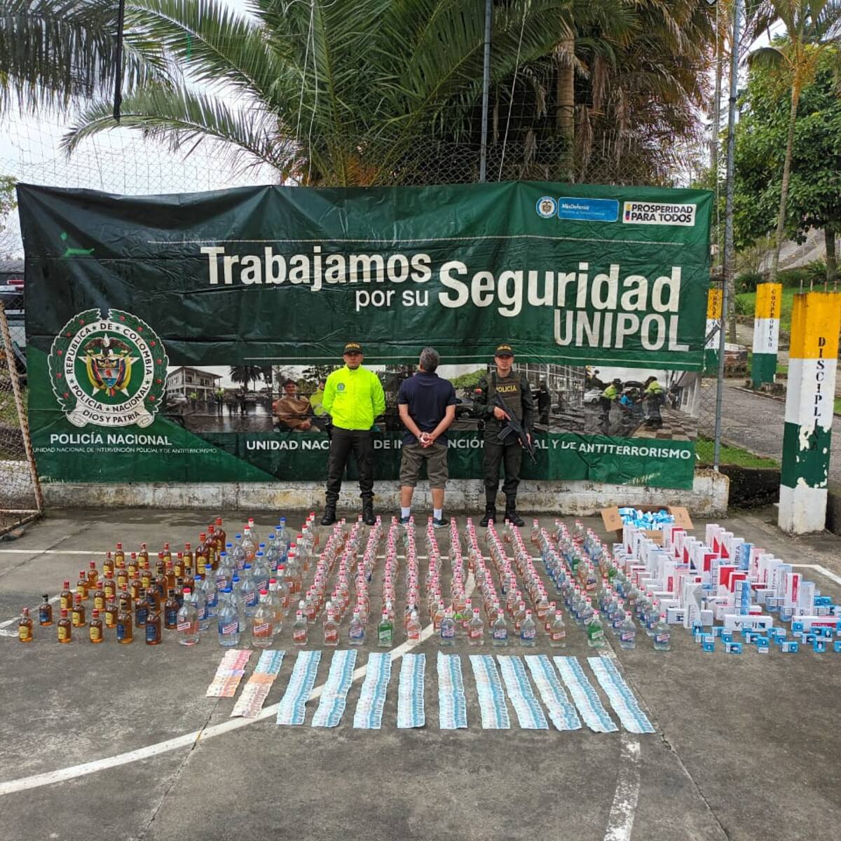 Incautan 350 botellas de licor adulterado en un barrio de Medellín