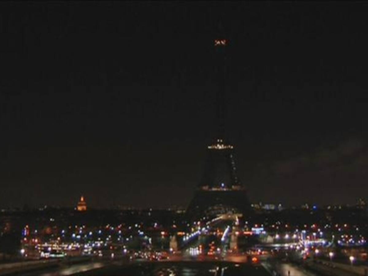 Paris apaga la Torre Eiffel en señal de luto por el atentado terrorista