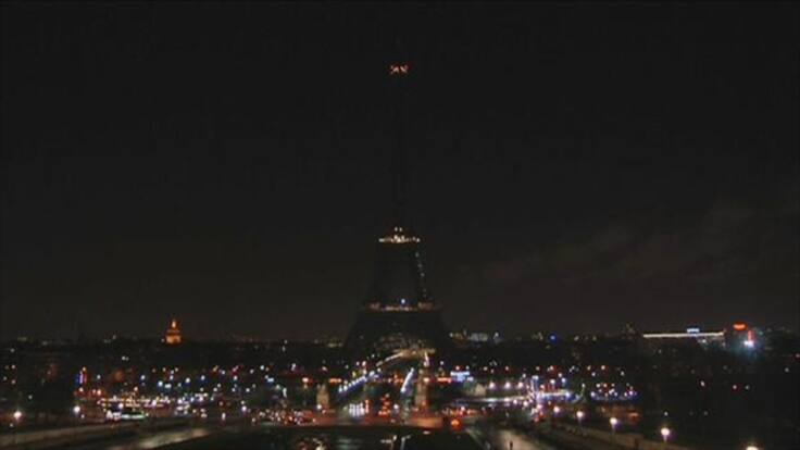 Paris apaga la Torre Eiffel en señal de luto por el atentado terrorista