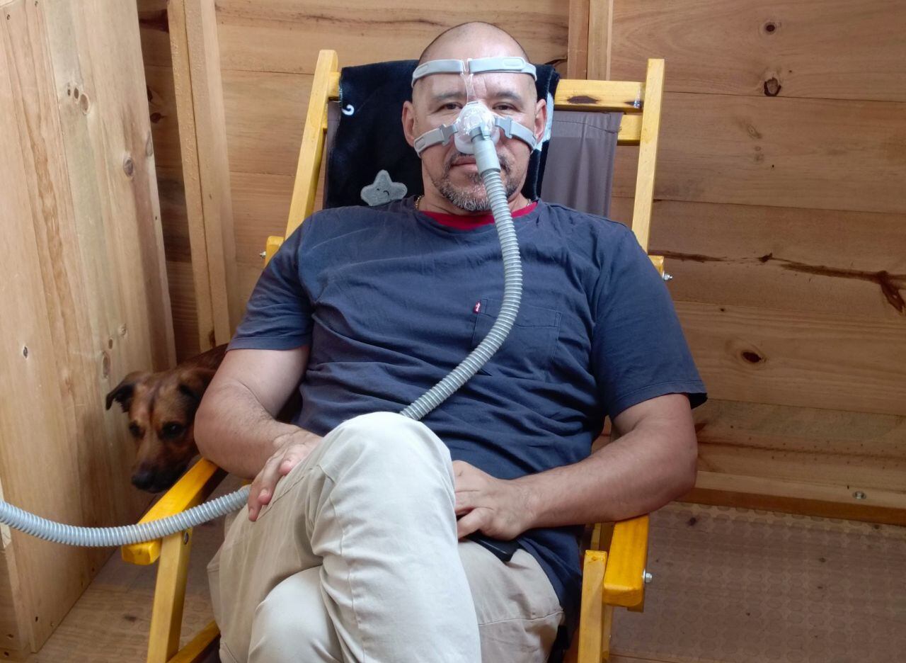 Lo usual, sostiene Usdin, es permanecer media hora con la mascarilla inhalando el aire de las colmenas, dependiendo del caso, las sesiones mínimas recomendadas por él, son cinco. | Foto: Fiba Tochua
