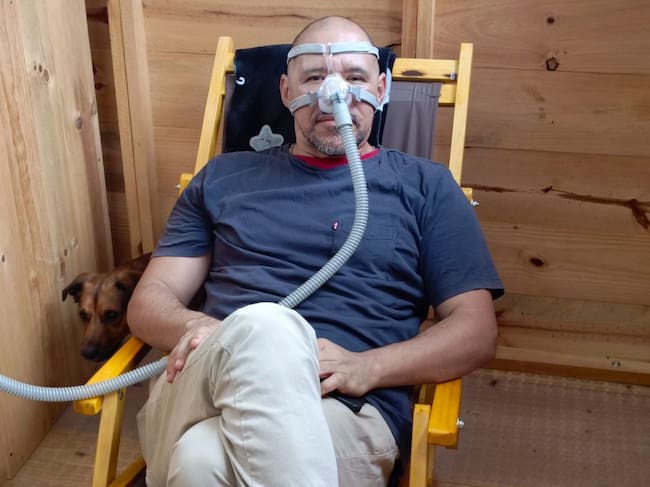 Lo usual, sostiene Usdin, es permanecer media hora con la mascarilla inhalando el aire de las colmenas, dependiendo del caso, las sesiones mínimas recomendadas por él, son cinco. | Foto: Fiba Tochua