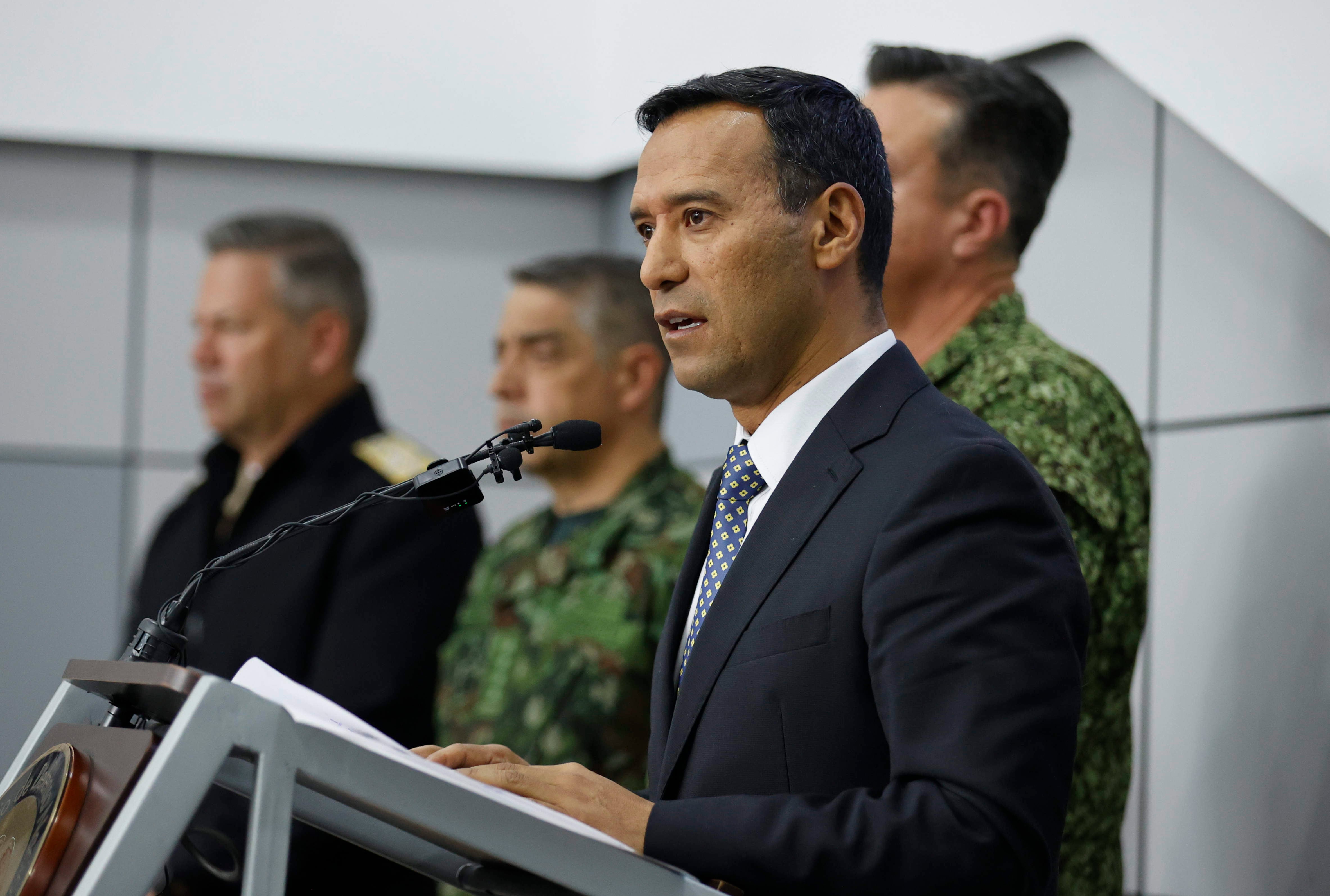 AME1005. BOGOTÁ (COLOMBIA), 21/04/2025.- El ministro de Defensa de Colombia, Pedro Sánchez, habla sobre el balance de orden público durante la Semana Santa durante una rueda de prensa este lunes, en Bogotá (Colombia). EFE/ Mauricio Dueñas Castañeda