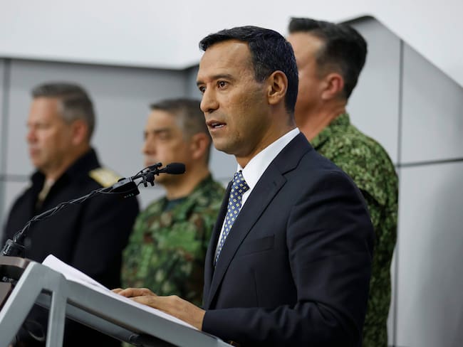AME1005. BOGOTÁ (COLOMBIA), 21/04/2025.- El ministro de Defensa de Colombia, Pedro Sánchez, habla sobre el balance de orden público durante la Semana Santa durante una rueda de prensa este lunes, en Bogotá (Colombia). EFE/ Mauricio Dueñas Castañeda