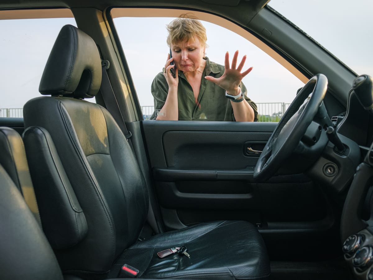 El truco definitivo para abrir un carro si dejó las llaves adentro