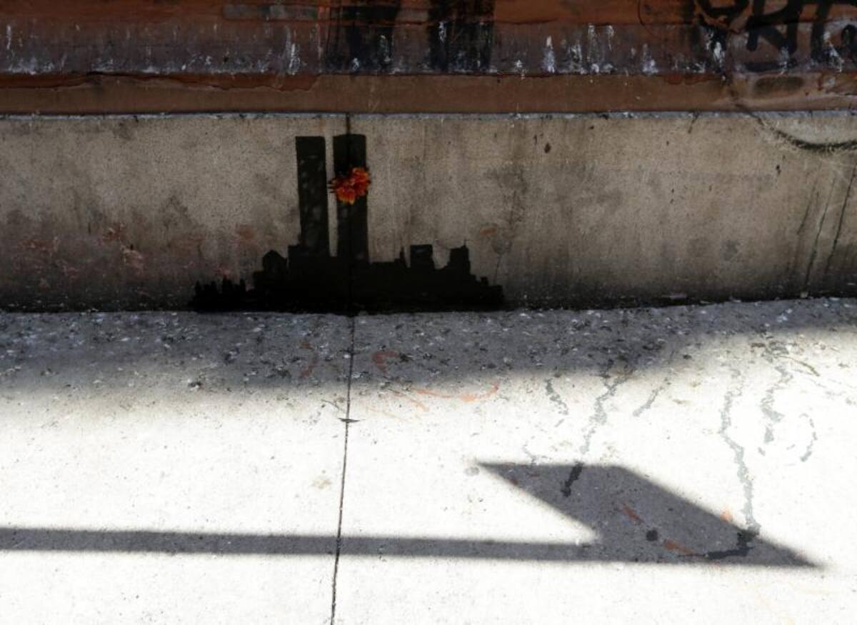 Imagen del graffiti "Torres gemelas en Tribeca" del artista callejero británico "Banksy".