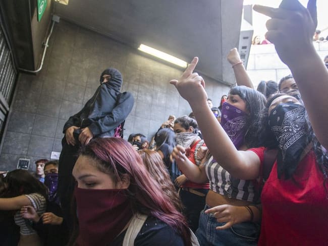 Colapsa el Metro de Santiago debido a evasiones tras aumento de tarifa