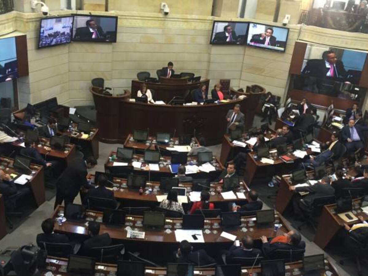 Santos citó a sesiones extras al Congreso