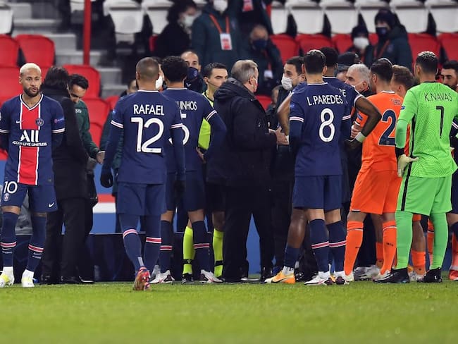 PSG e Istanbul se unieron ante un acto de racismo y su juego fue aplazado