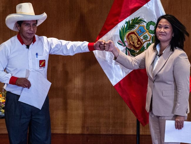 Los candidatos presidenciales de Perú: Pedro Castillo (izq) y Keiko Fujimori (der) durante la firma de un &quot;Compromiso a la Democracia&quot; antes de la segunda vuelta presidencial. 