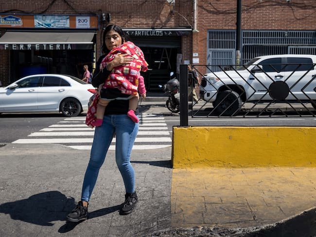 AME8298. CARACAS (VENEZUELA), 13/03/2024.- Una mujer carga en sus brazos a un infante, este miércoles en Caracas (Venezuela). El 28 % de las mujeres que usan anticonceptivos en Venezuela han optado por la esterilización femenina, lo que convierte a este método en el más usado por las féminas, según un estudio hecho por la Universidad Católica Andrés Bello (UCAB) en 2023, cuyos resultados fueron presentados este miércoles. &quot;La esterilización femenina se mantiene como el método de regulación de los nacimientos reportado con mayor frecuencia entre usuarias de anticonceptivos&quot;, dice el informe de la Encuesta de Condiciones de Vida (Encovi), que se aplica en más de 12.000 hogares ubicados en Caracas y otros nueve estados del país. EFE/ Miguel Gutiérrez