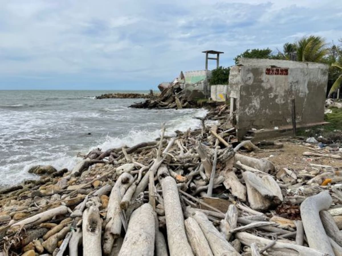 Intrusión del mar en corregimiento de Puerto Rey compromete la vía de acceso a Arboletes