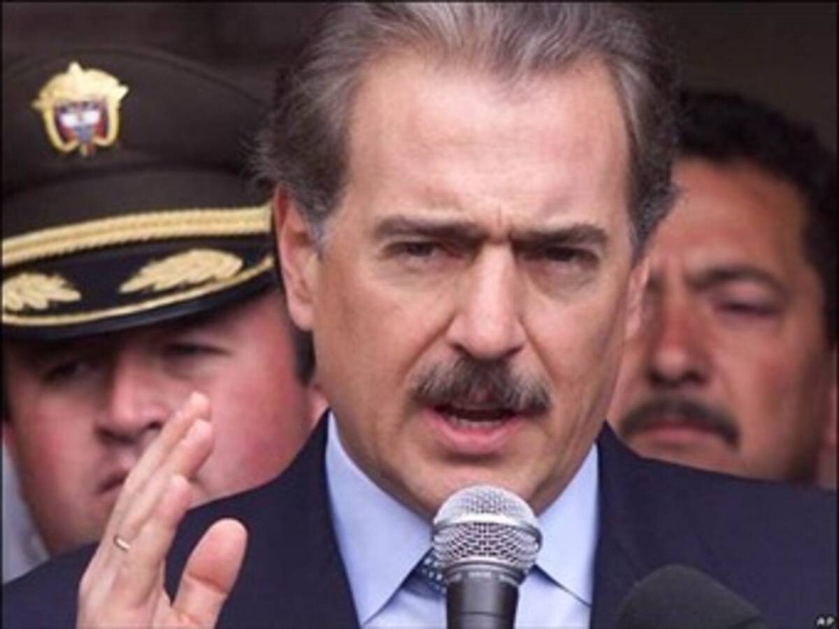 Expresidente Pastrana pide a Chávez que si sabe de 'Timochenko' lo capture y lo extradite