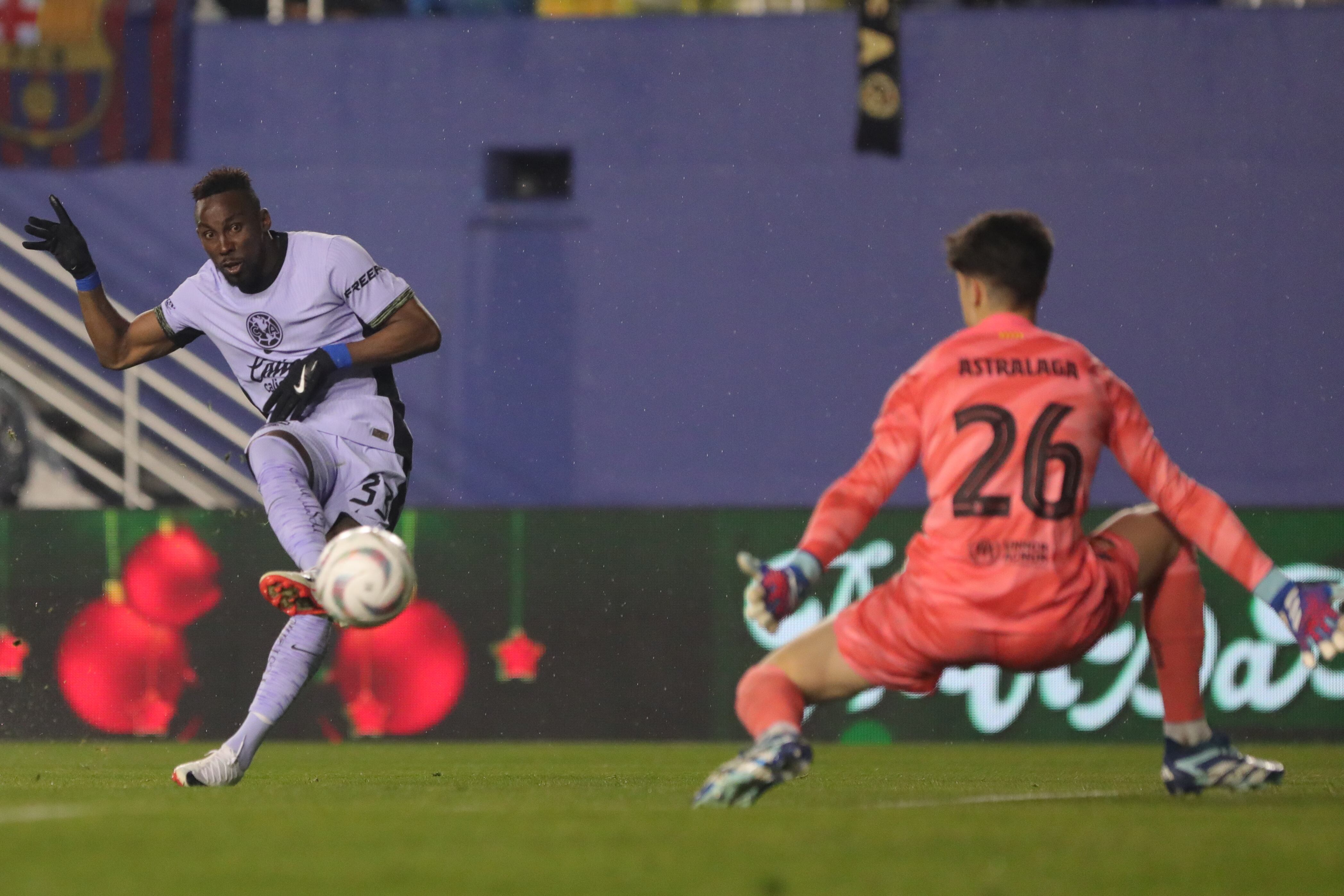 AME5708. DALLAS (ESTADOS UNIDOS), 21/12/2023.- Julián Andrés Quiñones (d) de América patea un balón hoy, en un partido amistoso internacional entre Barcelona y América en el estadio Cotton Bowl en Dallas (EE.UU.). EFE/ Carlos Ramírez