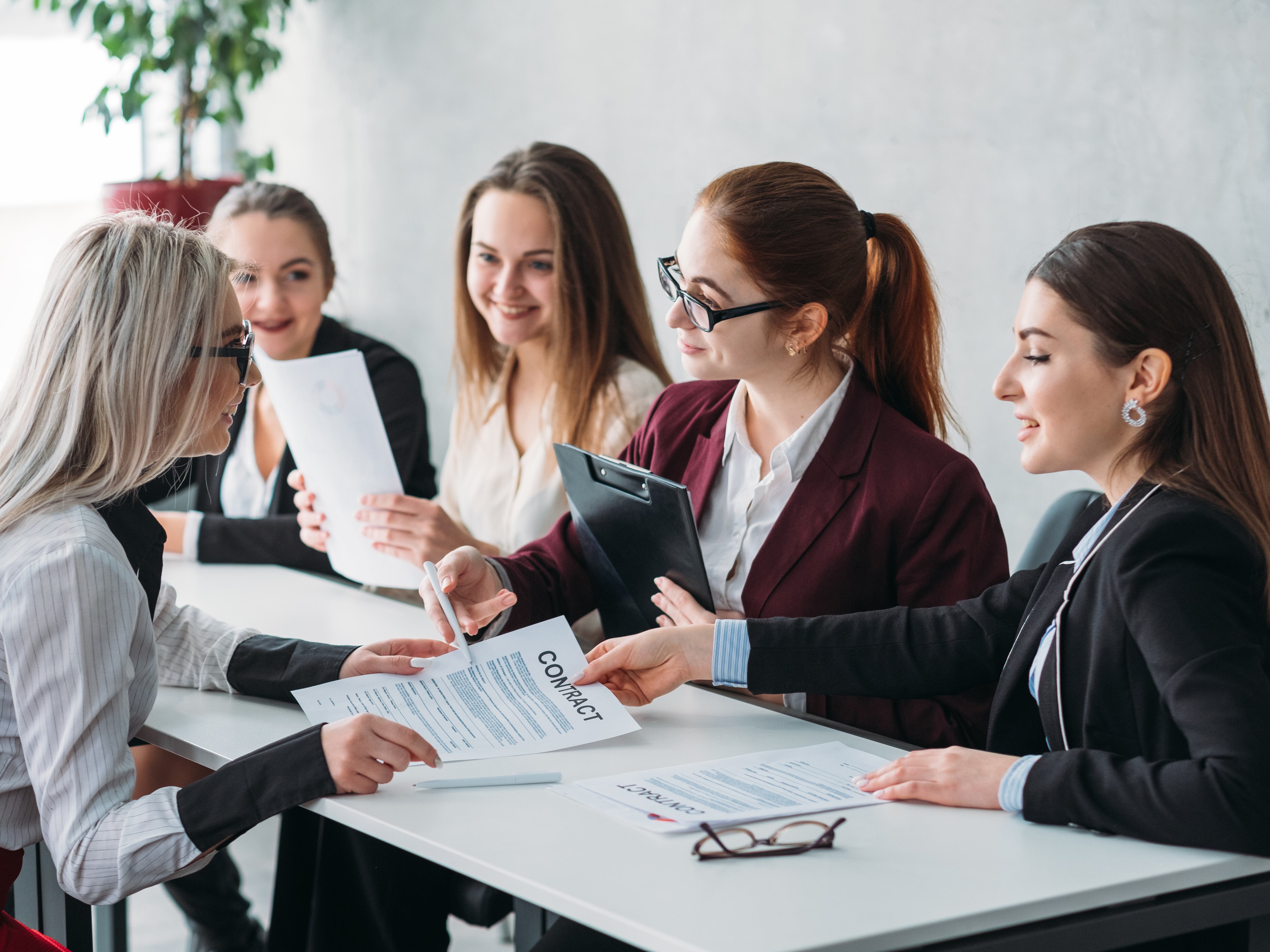 Contrato de trabajo, imagen de referencia | Foto: GettyImages