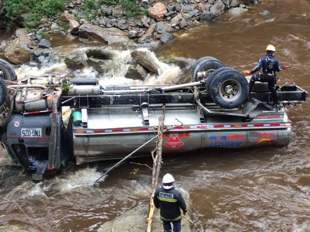 Camión con ACP se fue a un río y por poco genera una emergencia ambiental