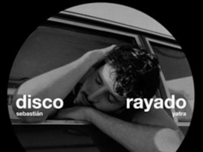 SEBASTIÁN YATRA le da vida al desahogo con su nuevo tema “DISCO RAYADO”