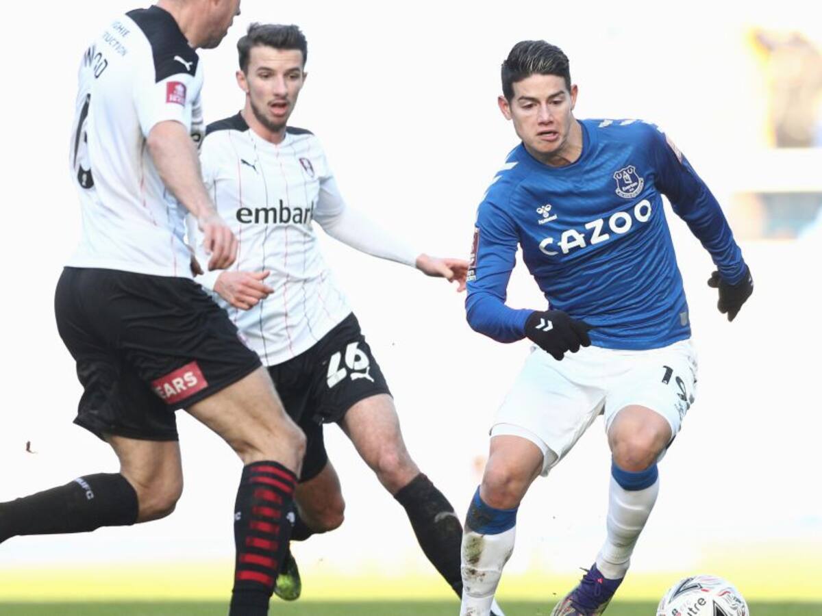 Con asistencia, James volvió a la titular con Everton después de un mes